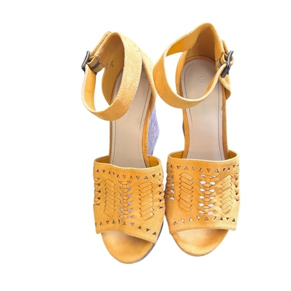 Marc Fisher Batini Sunflower Yellow Faux Suede Lasered Cork Wedge 3.5 Heel 8.5M - Picture 2 of 8